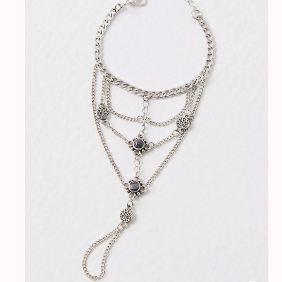 Free People Jewelry - Vincent Hand Chain
NWT
Free People
Color-Silver